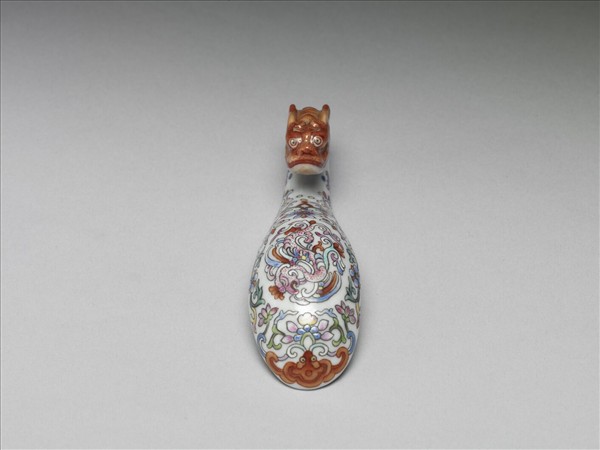 粉彩白地鳳紋龍首帶鈎