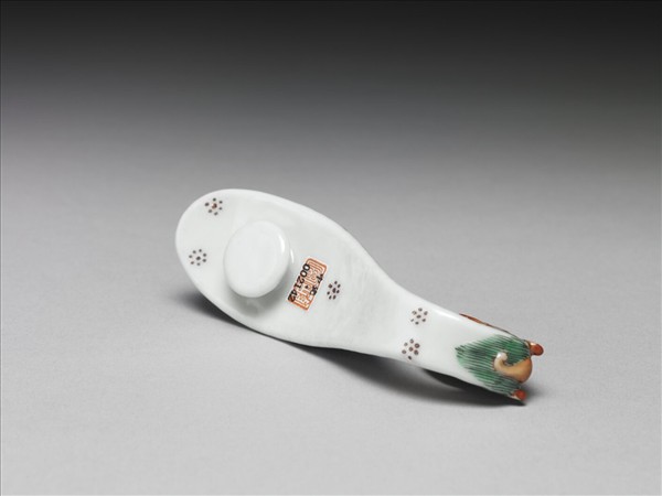 粉彩白地鳳紋龍首帶鈎