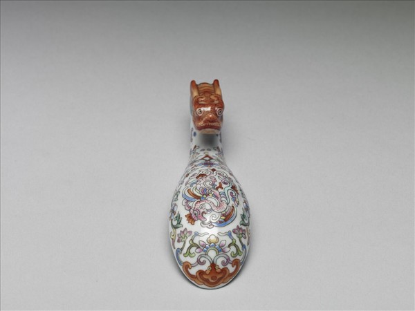 粉彩白地鳳紋龍首帶鈎