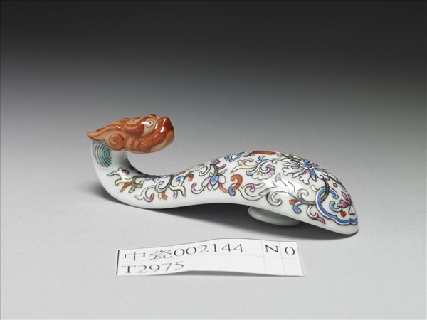 粉彩白地鳳紋龍首帶鈎
