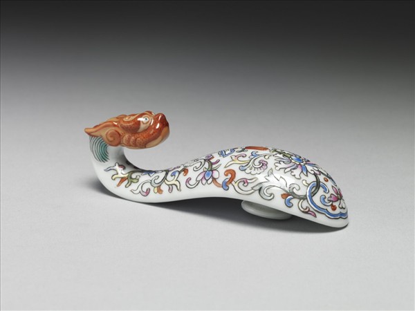 粉彩白地鳳紋龍首帶鈎