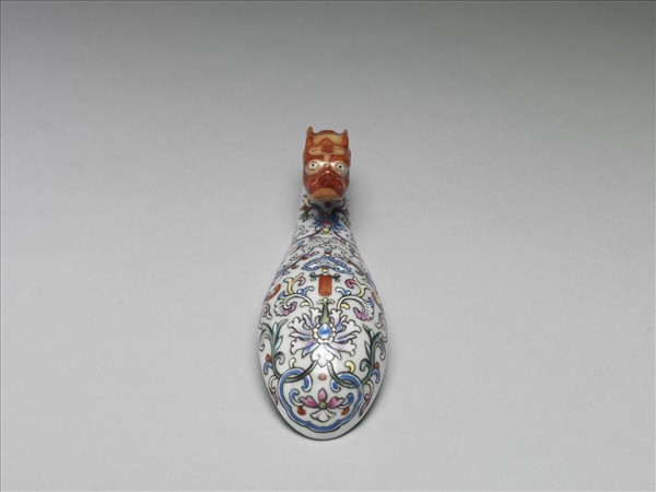 粉彩白地鳳紋龍首帶鈎