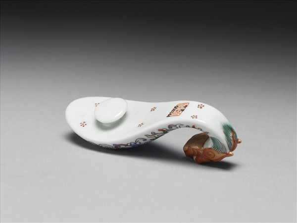 粉彩白地鳳紋龍首帶鈎
