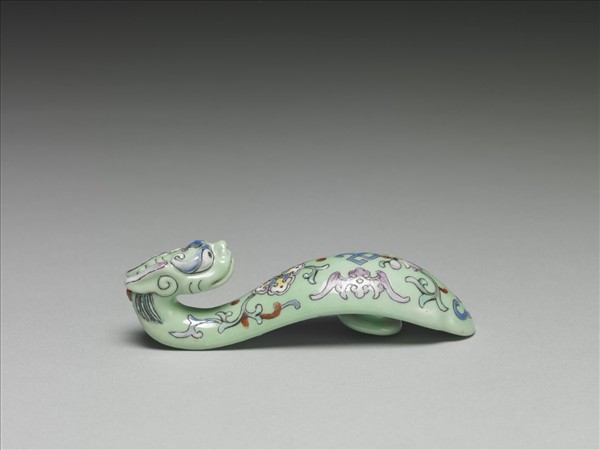 粉彩綠地萬福龍首帶鈎