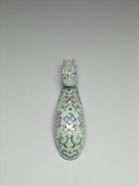 粉彩綠地萬福龍首帶鈎