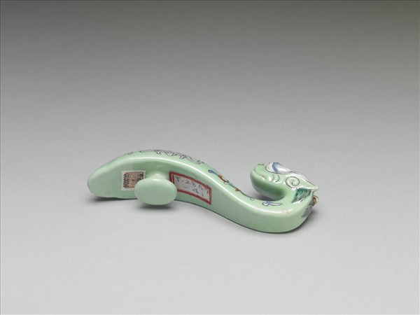 粉彩綠地萬福龍首帶鈎