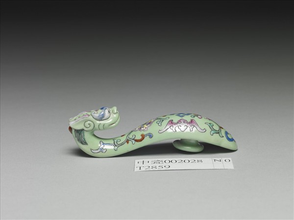 粉彩綠地萬福龍首帶鈎