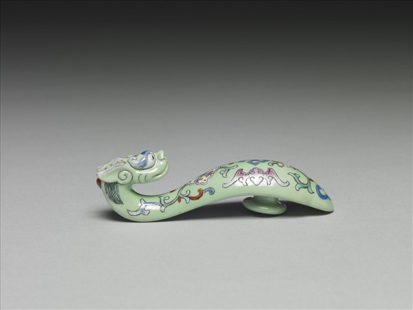 粉彩綠地萬福龍首帶鈎