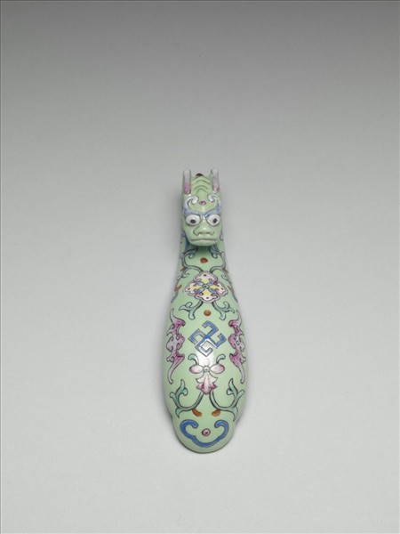粉彩綠地萬福龍首帶鈎