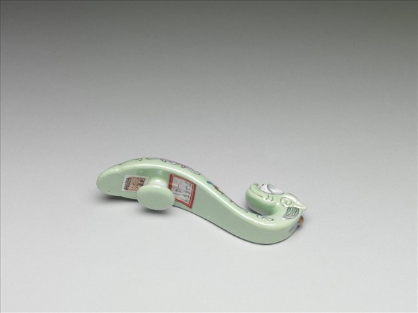 粉彩綠地萬福龍首帶鈎