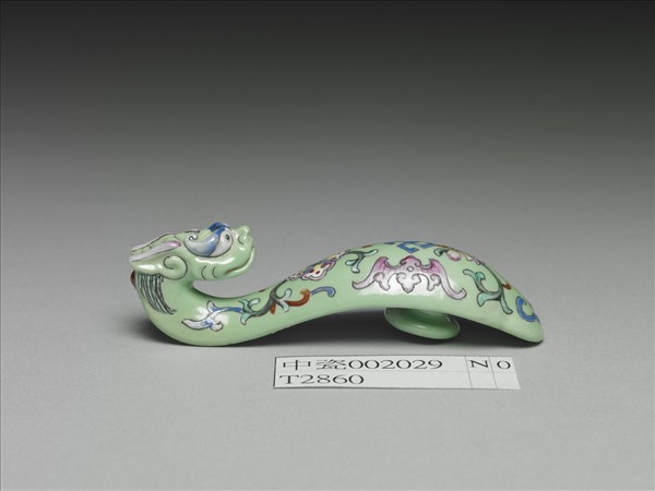 粉彩綠地萬福龍首帶鈎