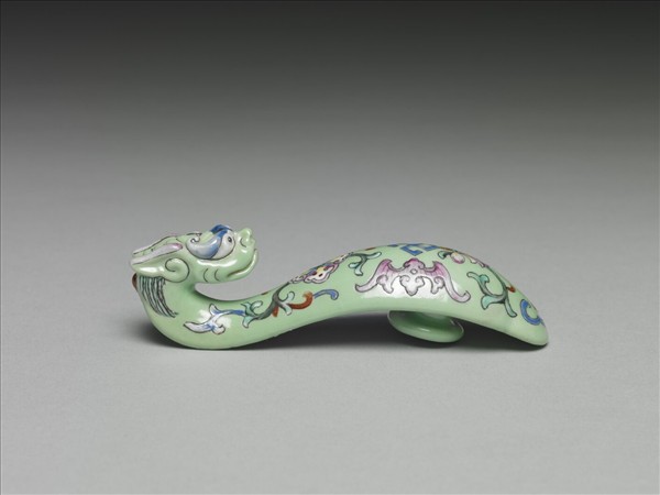 粉彩綠地萬福龍首帶鈎