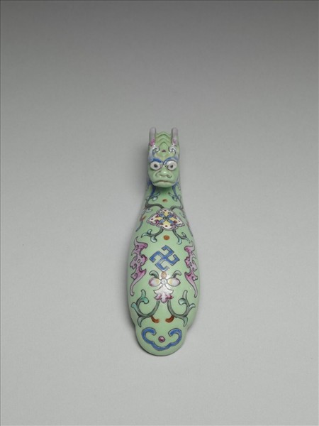 粉彩綠地萬福龍首帶鈎