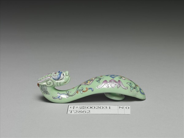 粉彩綠地萬福龍首帶鈎