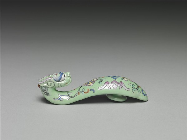 粉彩綠地萬福龍首帶鈎