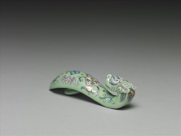 粉彩綠地萬福龍首帶鈎
