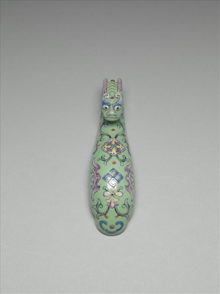 粉彩綠地萬福龍首帶鈎