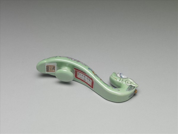 粉彩綠地萬福龍首帶鈎