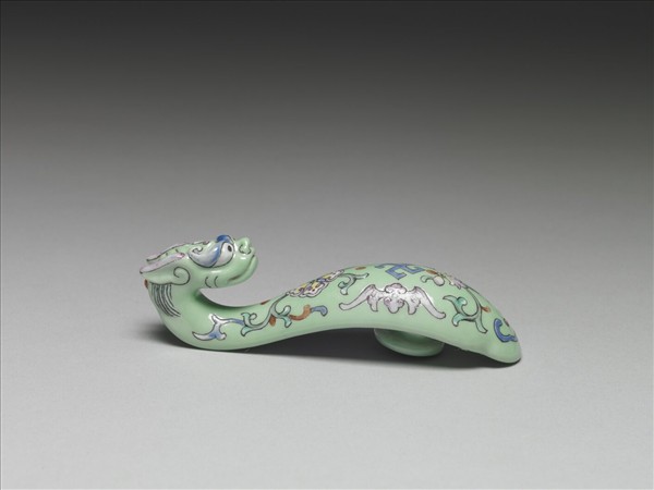 粉彩綠地萬福龍首帶鈎