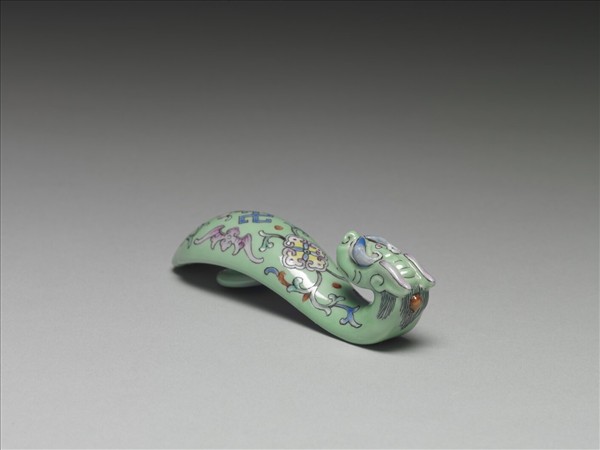 粉彩綠地萬福龍首帶鈎