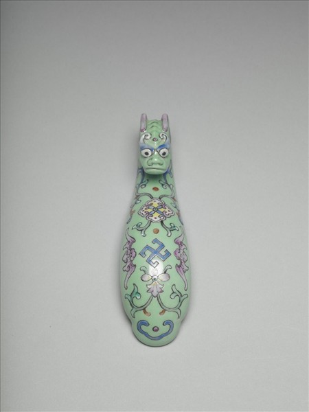 粉彩綠地萬福龍首帶鈎
