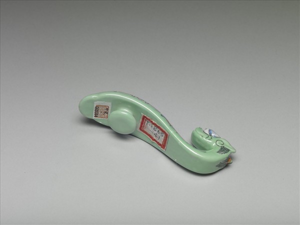 粉彩綠地萬福龍首帶鈎