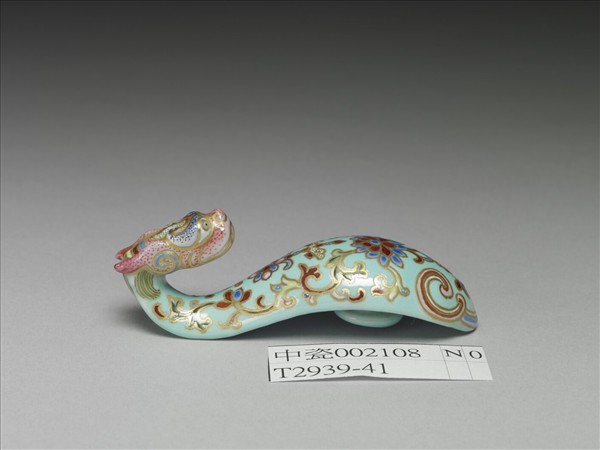 粉彩湖綠地萬壽花卉紋龍首帶鈎