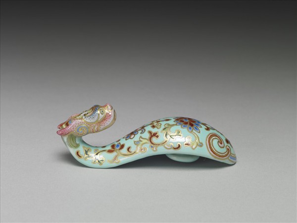 粉彩湖綠地萬壽花卉紋龍首帶鈎