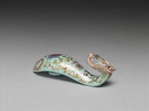 粉彩湖綠地萬壽花卉紋龍首帶鈎