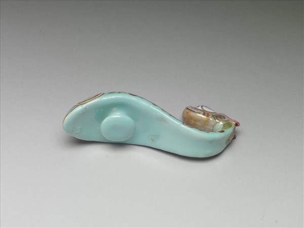 粉彩湖綠地萬壽花卉紋龍首帶鈎