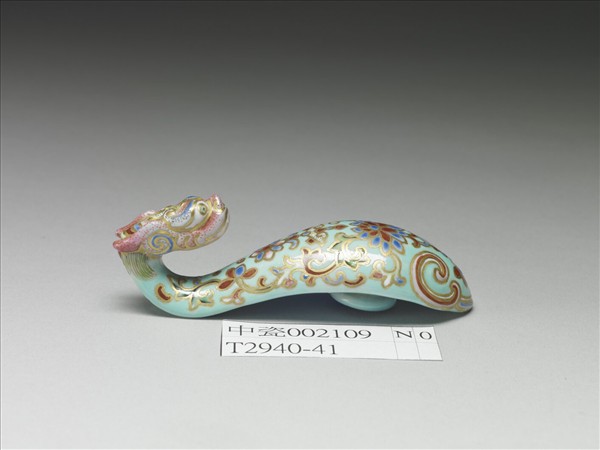 粉彩湖綠地萬壽花卉紋龍首帶鈎