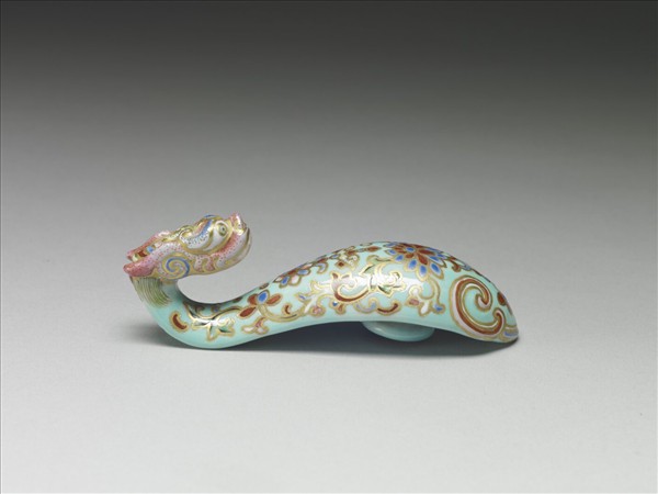 粉彩湖綠地萬壽花卉紋龍首帶鈎