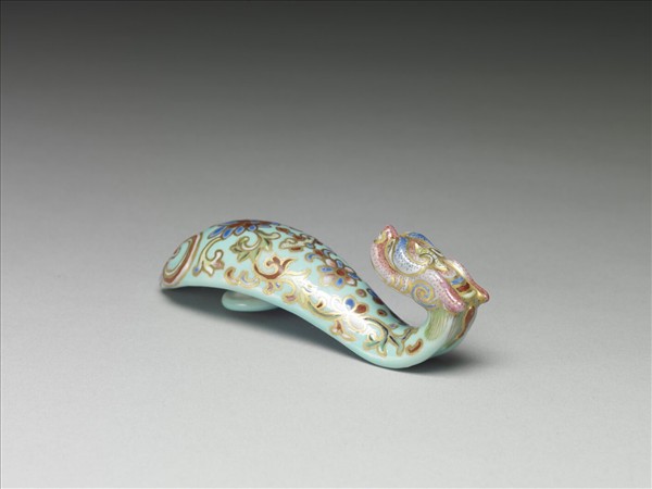 粉彩湖綠地萬壽花卉紋龍首帶鈎
