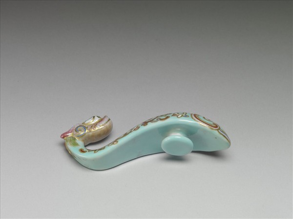 粉彩湖綠地萬壽花卉紋龍首帶鈎