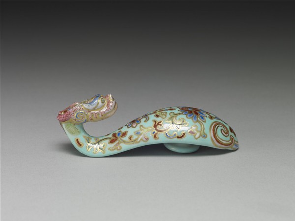 粉彩湖綠地萬壽花卉紋龍首帶鈎