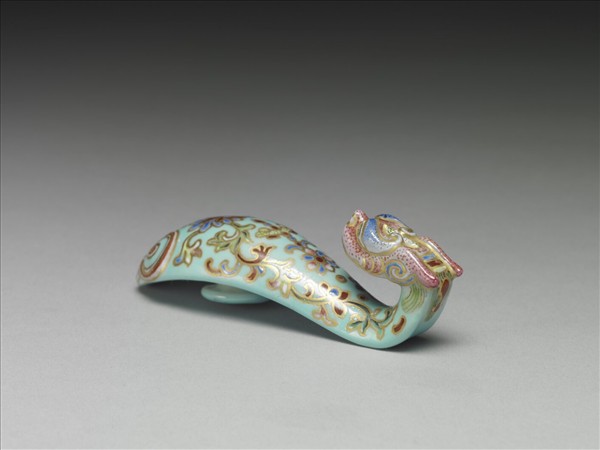 粉彩湖綠地萬壽花卉紋龍首帶鈎