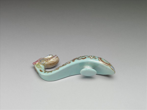 粉彩湖綠地萬壽花卉紋龍首帶鈎