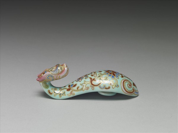 粉彩湖綠地萬壽花卉紋龍首帶鈎