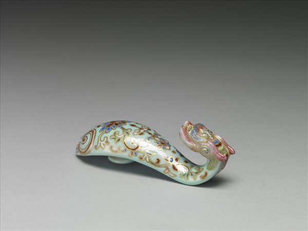 粉彩湖綠地萬壽花卉紋龍首帶鈎