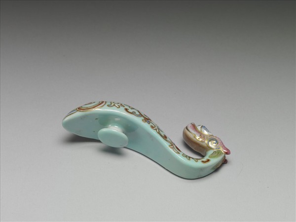 粉彩湖綠地萬壽花卉紋龍首帶鈎