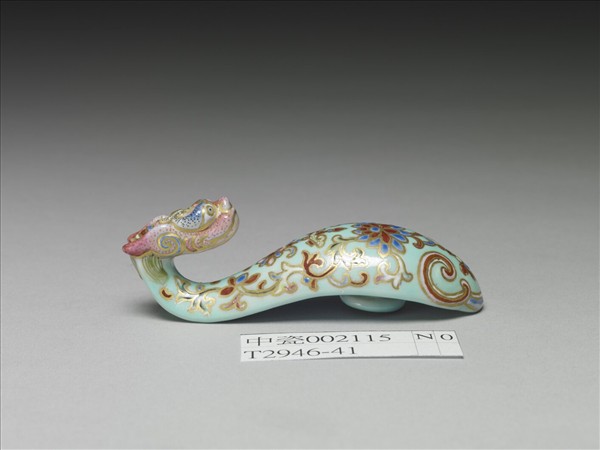 粉彩湖綠地萬壽花卉紋龍首帶鈎