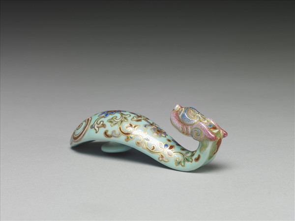 粉彩湖綠地萬壽花卉紋龍首帶鈎