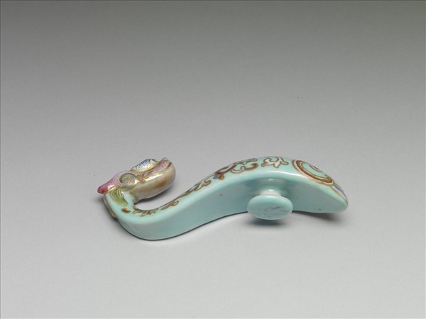 粉彩湖綠地萬壽花卉紋龍首帶鈎