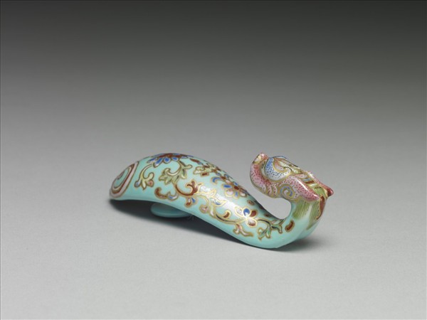 粉彩湖綠地萬壽花卉紋龍首帶鈎