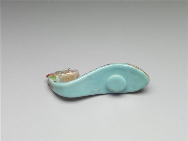 粉彩湖綠地萬壽花卉紋龍首帶鈎