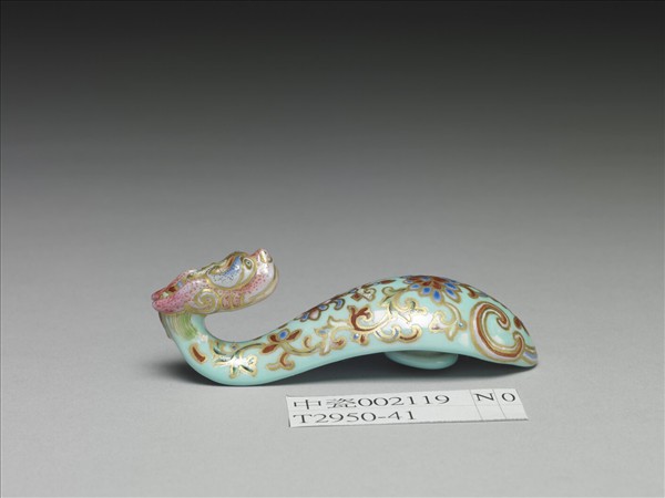 粉彩湖綠地萬壽花卉紋龍首帶鈎