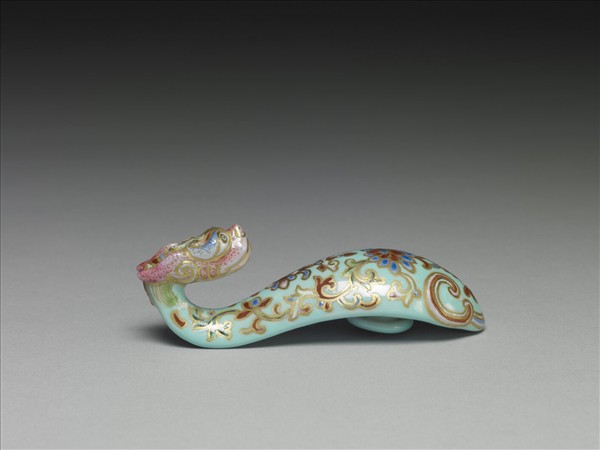 粉彩湖綠地萬壽花卉紋龍首帶鈎