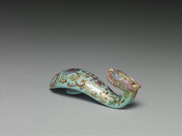 粉彩湖綠地萬壽花卉紋龍首帶鈎