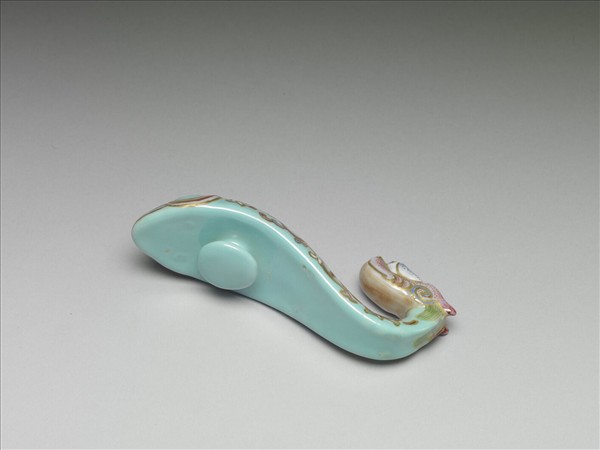 粉彩湖綠地萬壽花卉紋龍首帶鈎