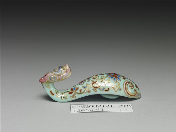 粉彩湖綠地萬壽花卉紋龍首帶鈎
